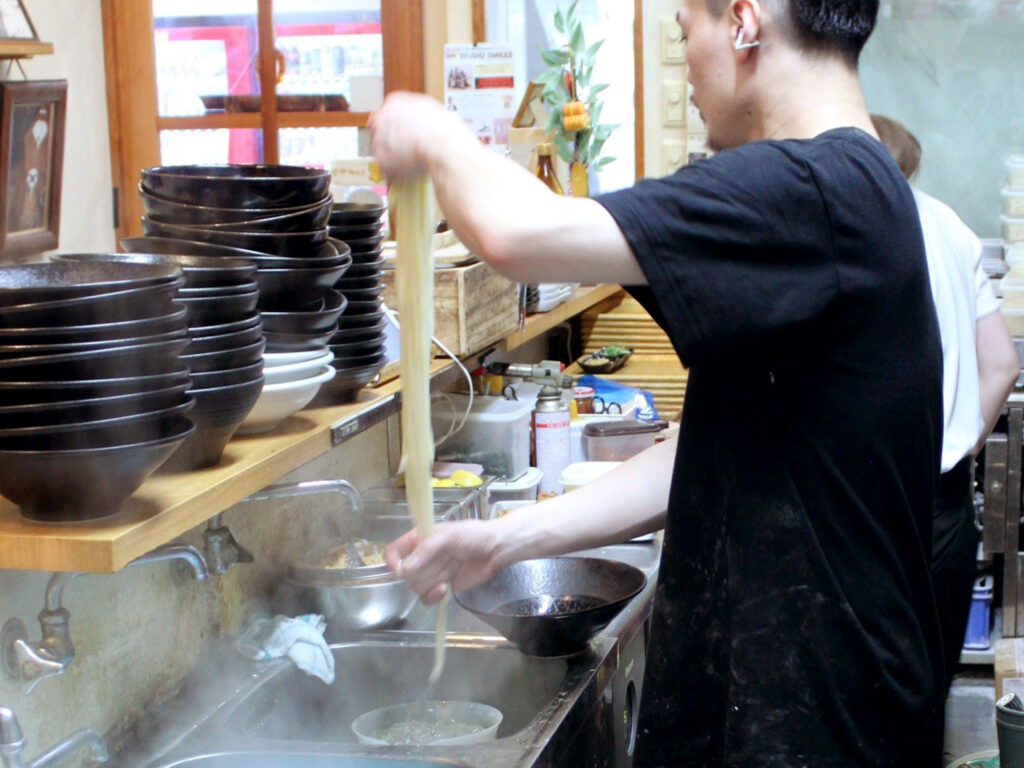 うどんを茹でる