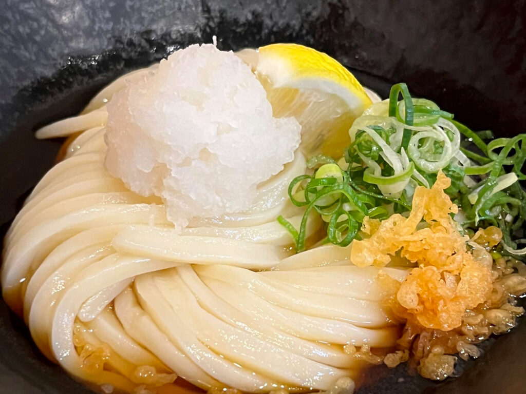 ツヤッツヤに輝く麺