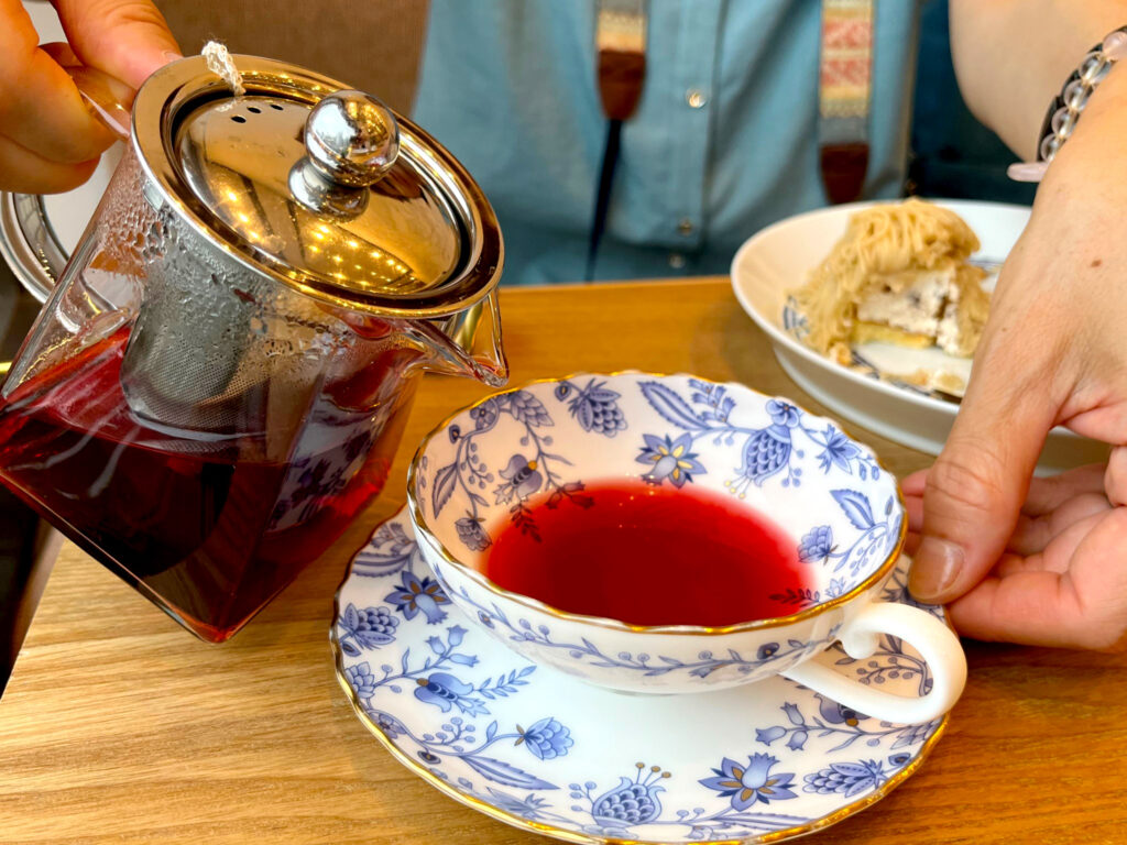 セットドリンクはハーブティーの「ワイルドベリーハイビスカス」にしました！