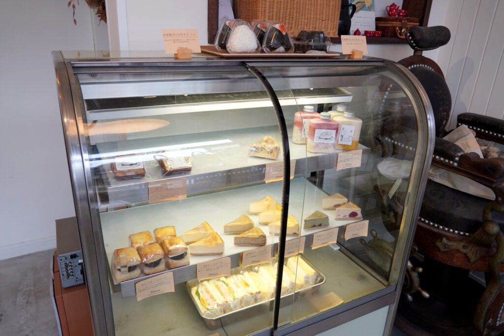 冷蔵庫にはチーズケーキ、スコーンなども並ぶ