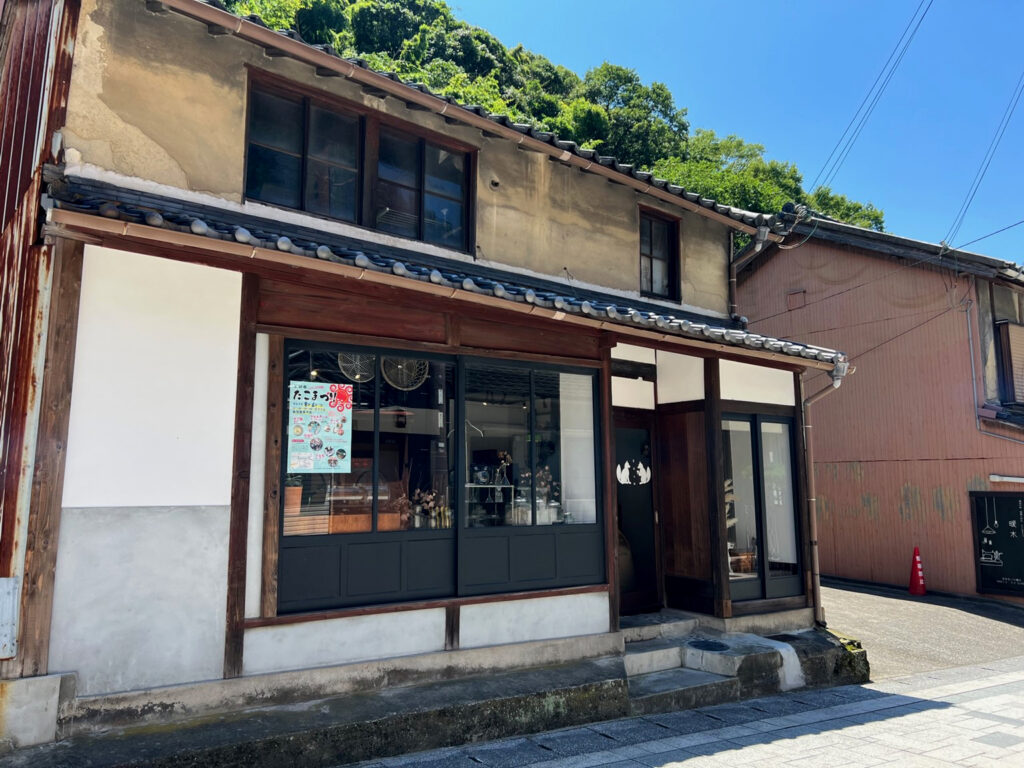 暖木の隣にあるお店