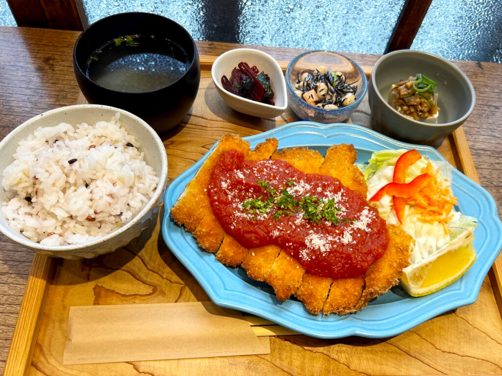『一汁多菜定食』（1,320円）