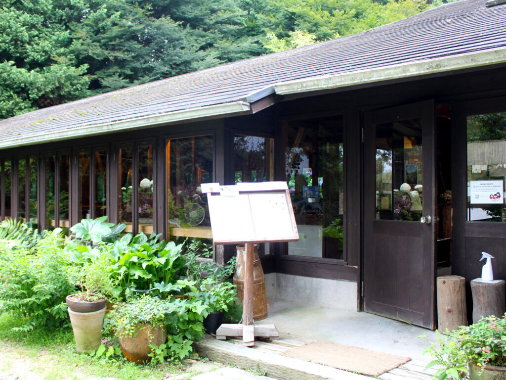 敷地内にある「チーズハウス ヤルゴイ」