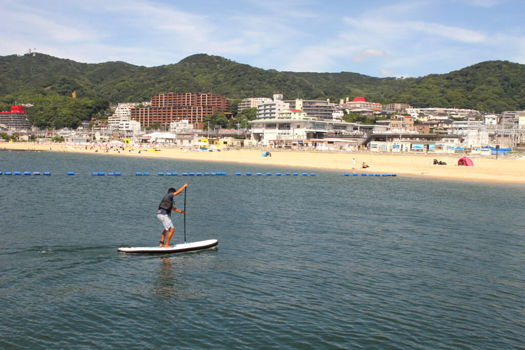 海上から見た山側の景色