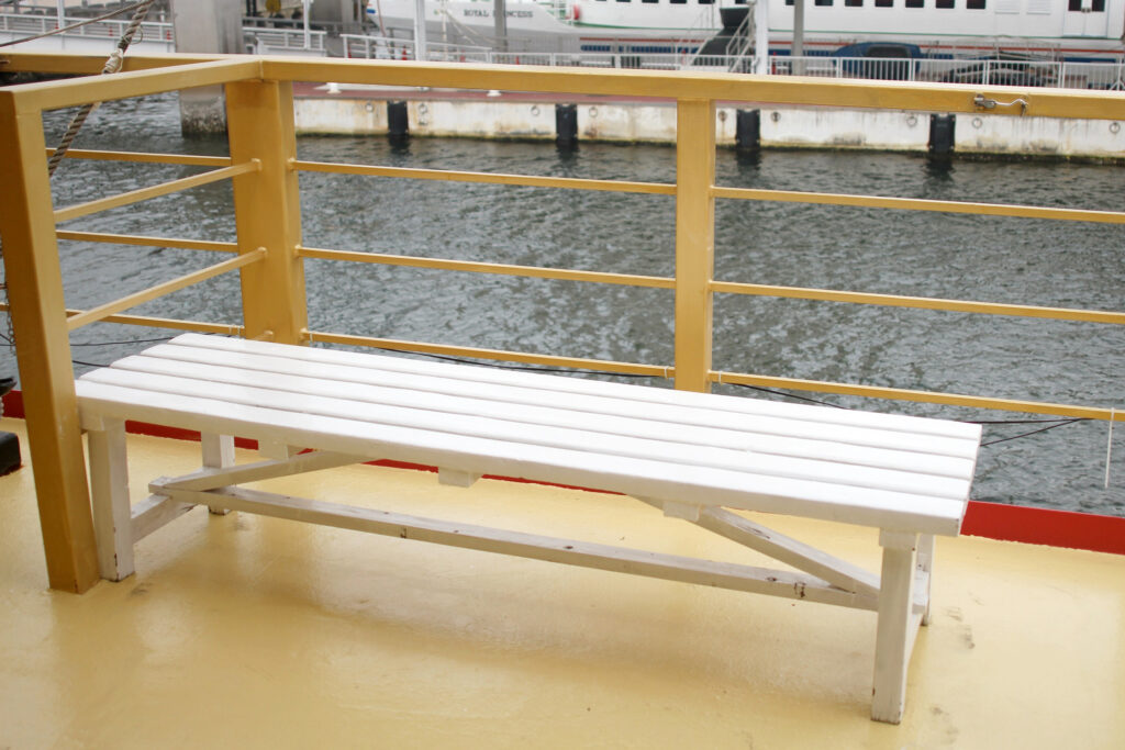天気のいい日は潮風を感じられるデッキ席がおすすめ