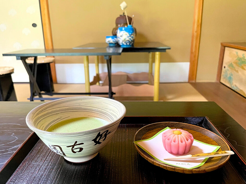一席500円（お菓子付き）