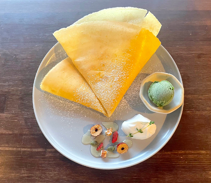 クレープ　プレーン生地とシュガーバター　　800円　　　　　　
　オプショントッピング「選べるジェラート」（抹茶、バニラ、ピスタチオ）各100円
