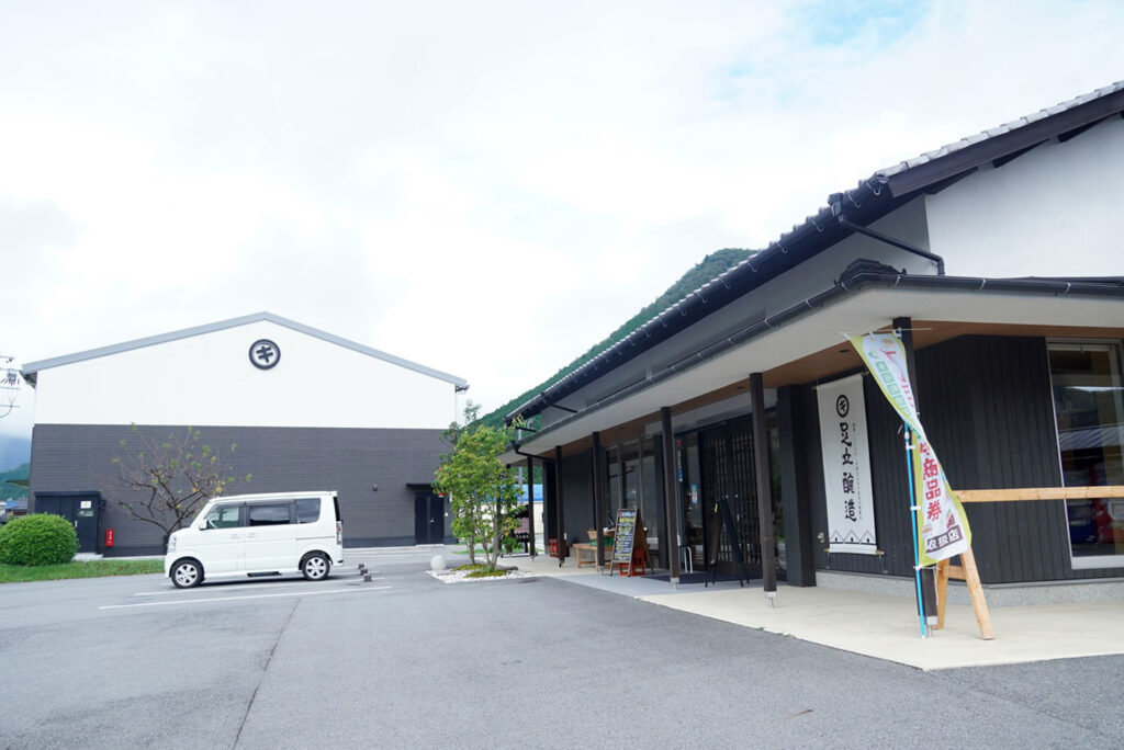 左手奥にあるオーガニック醤油熟成蔵