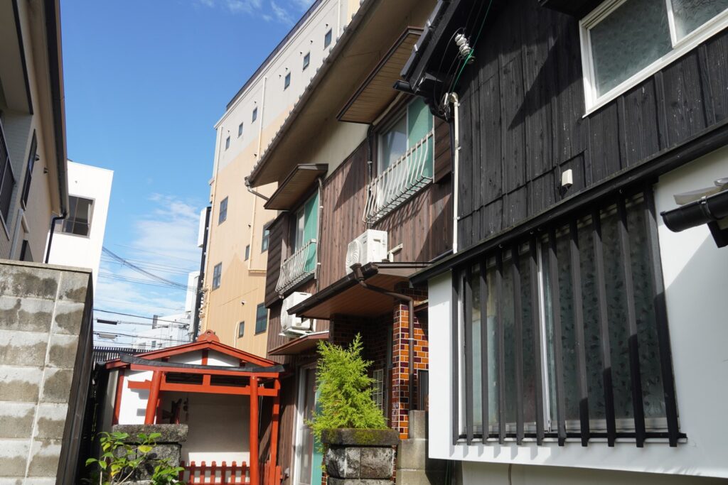 お稲荷さんが目印
