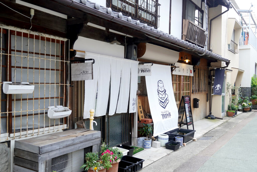 長屋風に並ぶ店舗