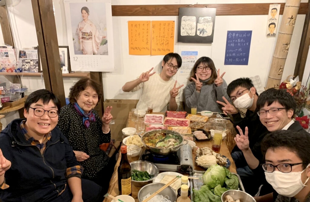 お客様との交流も楽しい（一番左：エミさん、左から2人目：野口純子さん）
※写真提供：葛さん（エミさん）