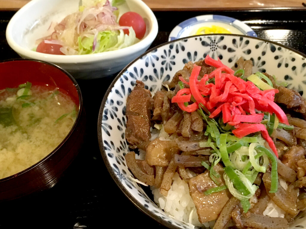 『淡路牛すじこん丼』（900円）