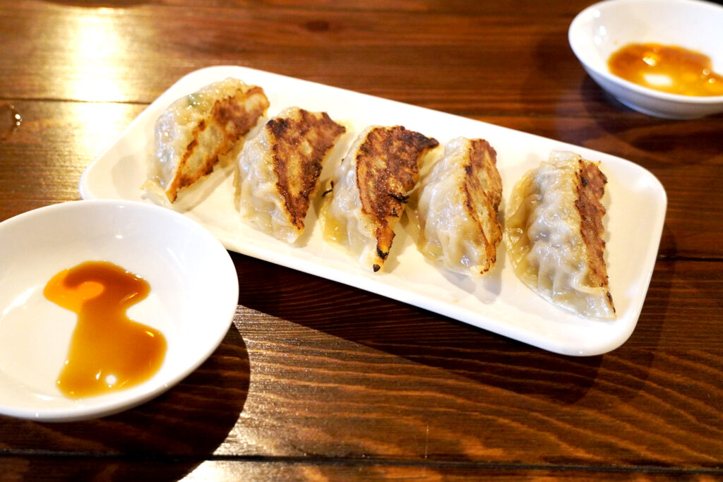『ぎょうざ（5個）』長屋風に並ぶ店舗