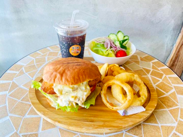 漁師バーガー単品720円、ポテトセット1,300円