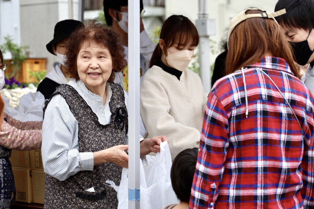 ※写真提供：葛さん（愛称エミさん）　多くの人が訪れる人気イベント「城下町洲本レトロなまち歩き」