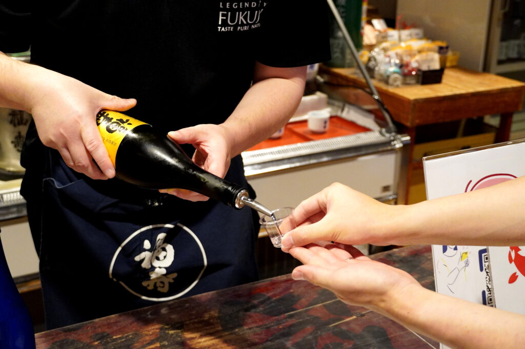 「東明蔵」の試飲コーナーで利き酒