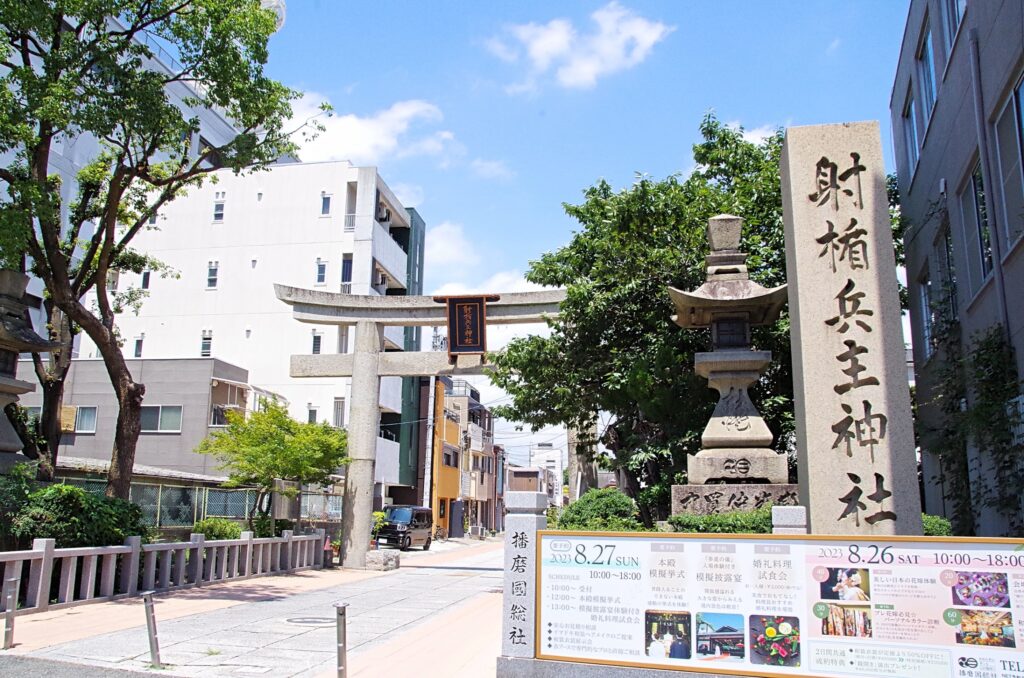 御影石造りの大鳥居（県指定文化財）