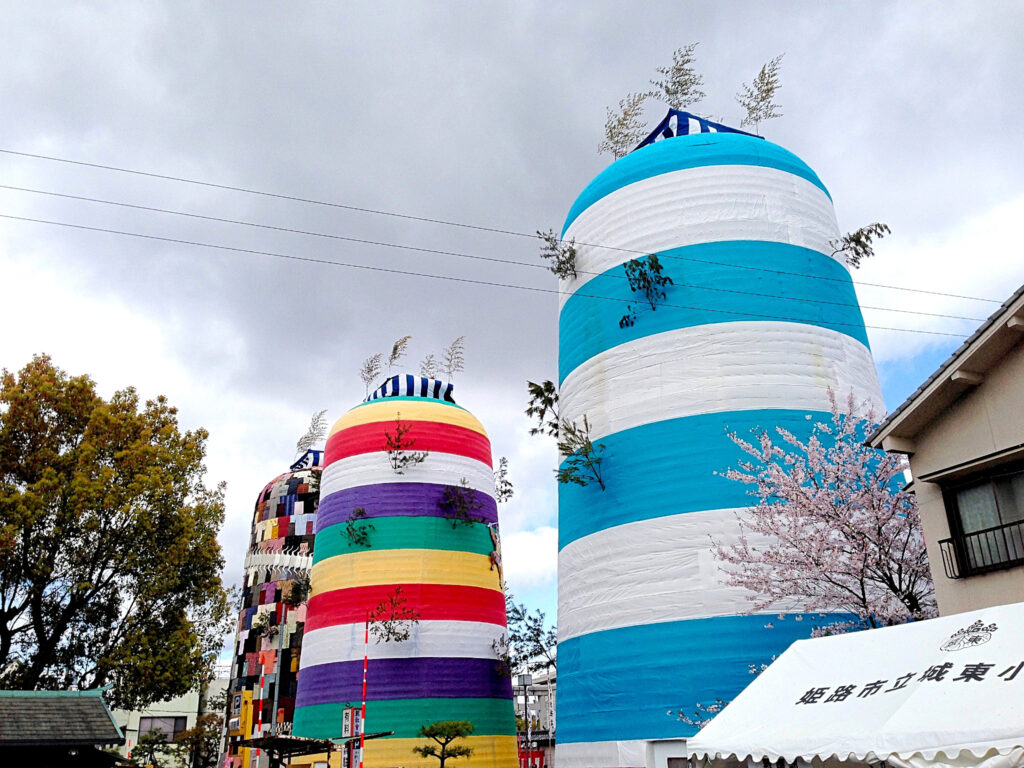手前から二色山、五色山、小袖山（撮影日：2013年4月7日）