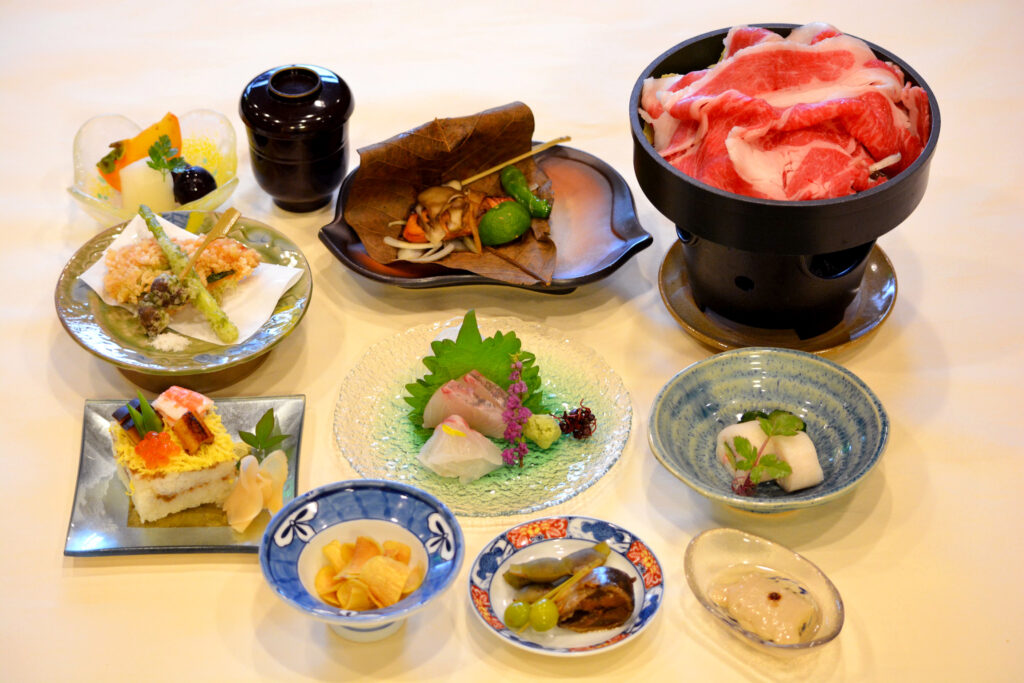 『会席料理』（5,500円～）季節によって内容は変わります。
