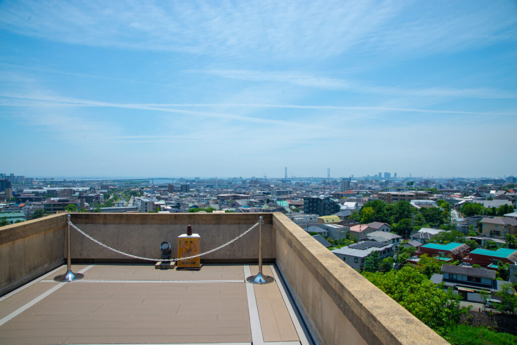 四階バルコニーと芦屋の街の眺望