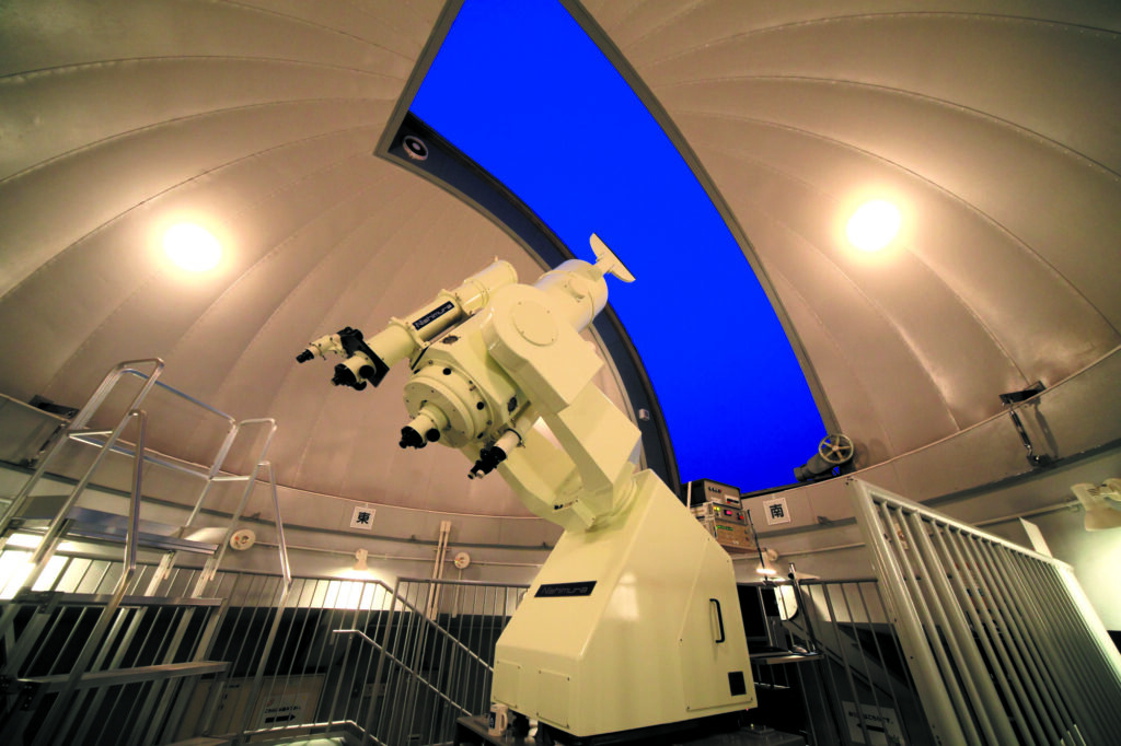 写真提供：『明石市立天文科学館』／天体観測室