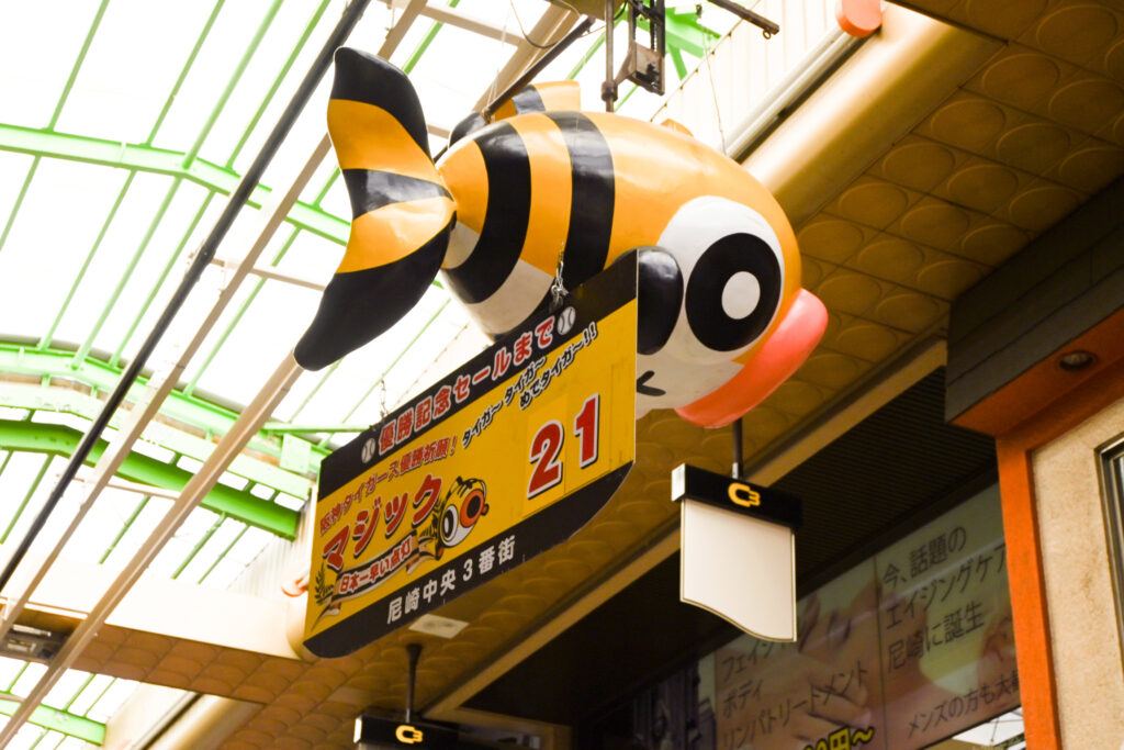 毎年開幕直後から謎のマジック数が表示される、動く看板。今年はガチです