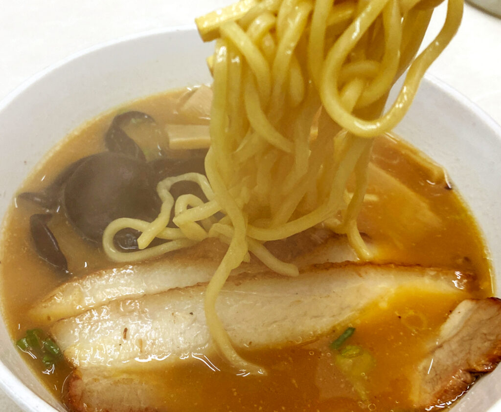 やや太めの足踏たまご麺