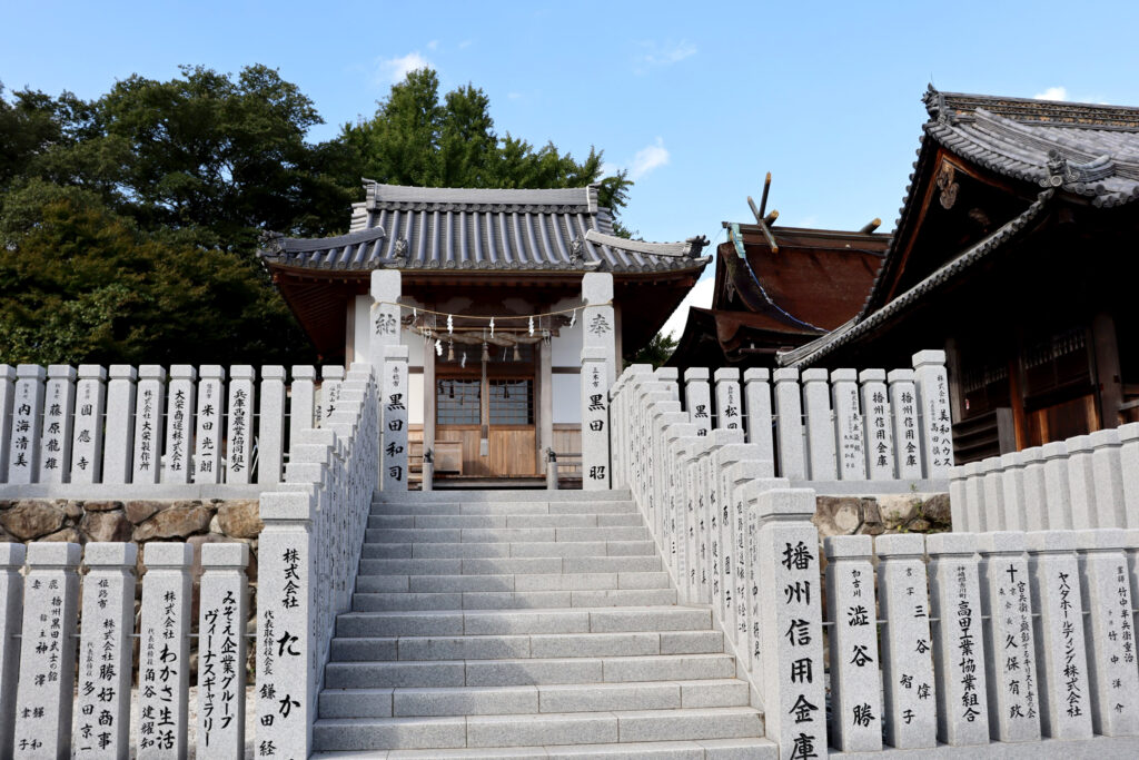 拝殿左隣にある官兵衛神社（ご祭神：黒田官兵衛）