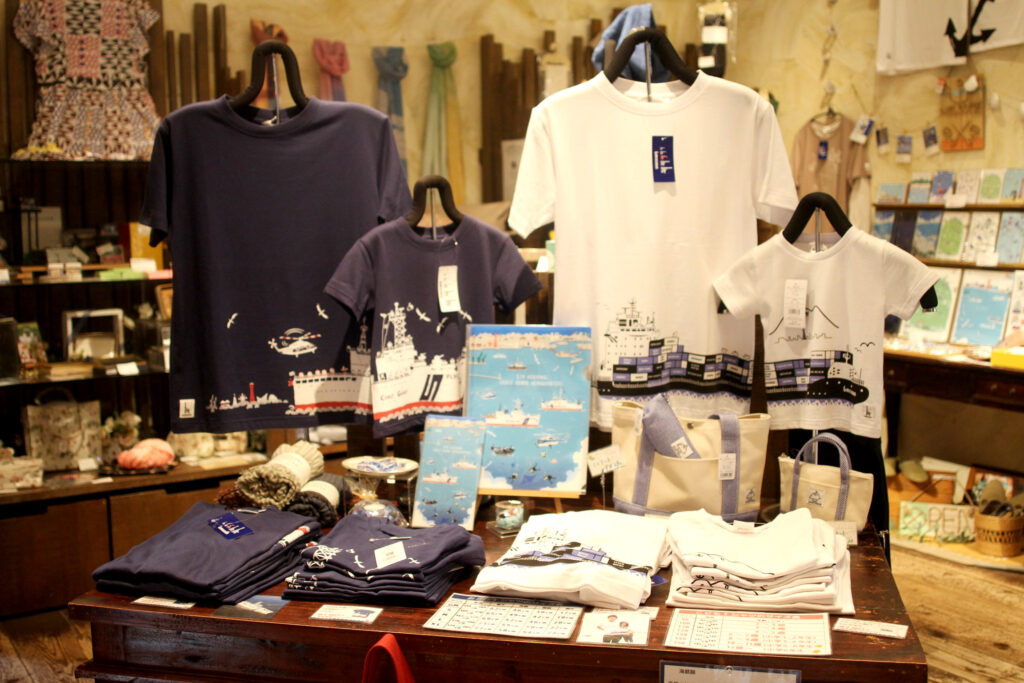 缶バッチやトートバッグのほか、親子でつながる半袖Tシャツ