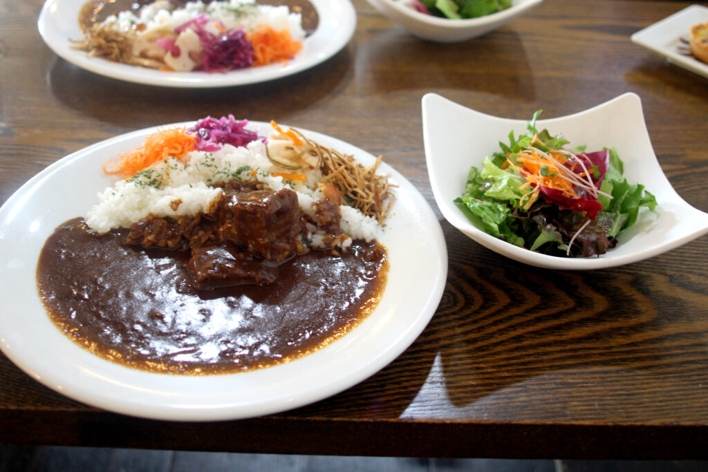 神戸ビーフを使用したオリジナルカレー『一杯の贅沢！神戸ビーフカレーセット』（1,980円）