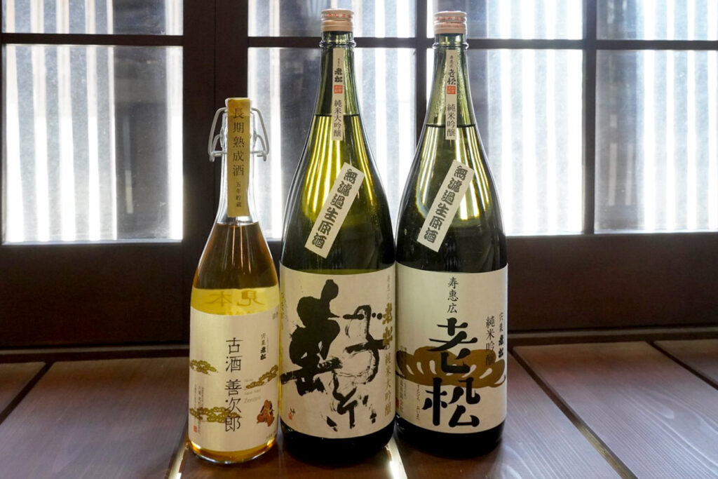 左から「5年熟成　古酒　善次郎」（720ml／3,520円）、「純米大吟醸（繋）」（1800ml／4,378円）、「寿惠広 老松 純米吟醸酒」（1800ml／3,520円）