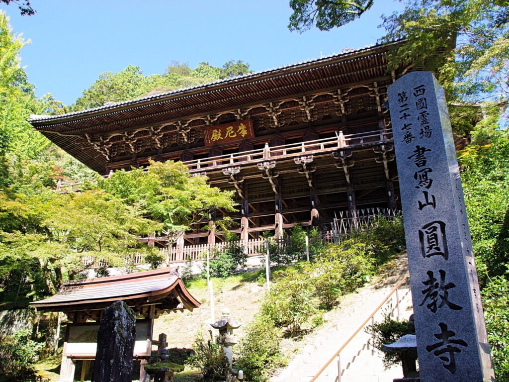 摩尼殿前