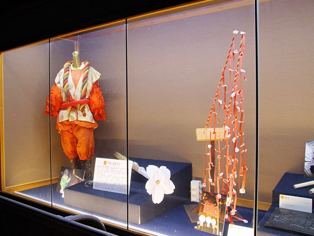 修正会で使われる道具や衣装。食堂2階（宝物階、拝観無料）に展示