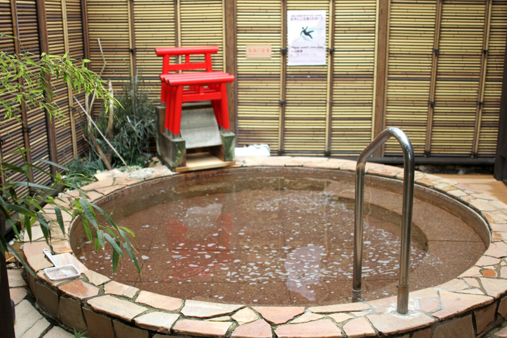 しゅわしゅわと気泡が立っている炭酸泉「ねねの遊び場」