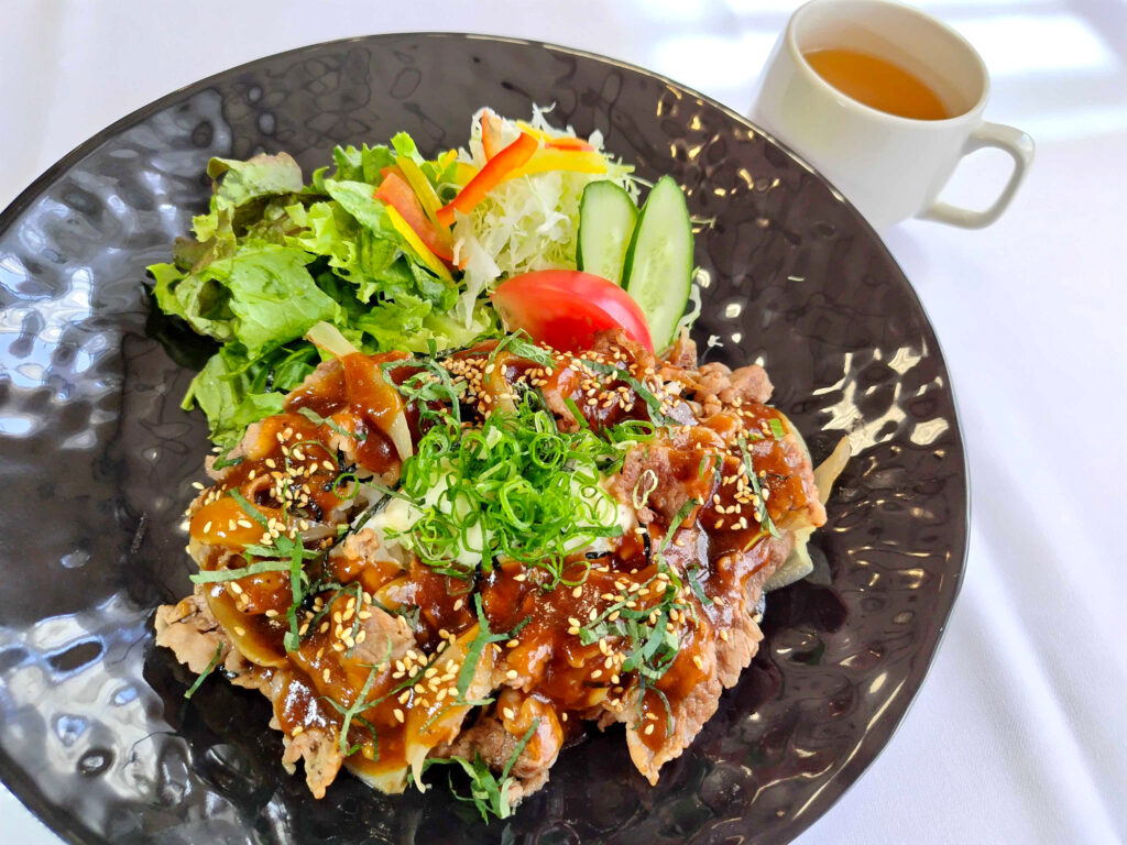 『国産牛と丹波篠山霧芋の牛とろライスプレート』（1,600円）