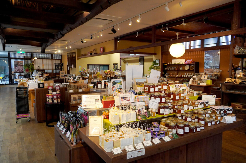 多彩な商品が並ぶ店内