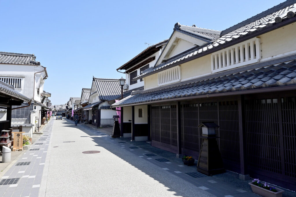 『河原町妻入商家群』