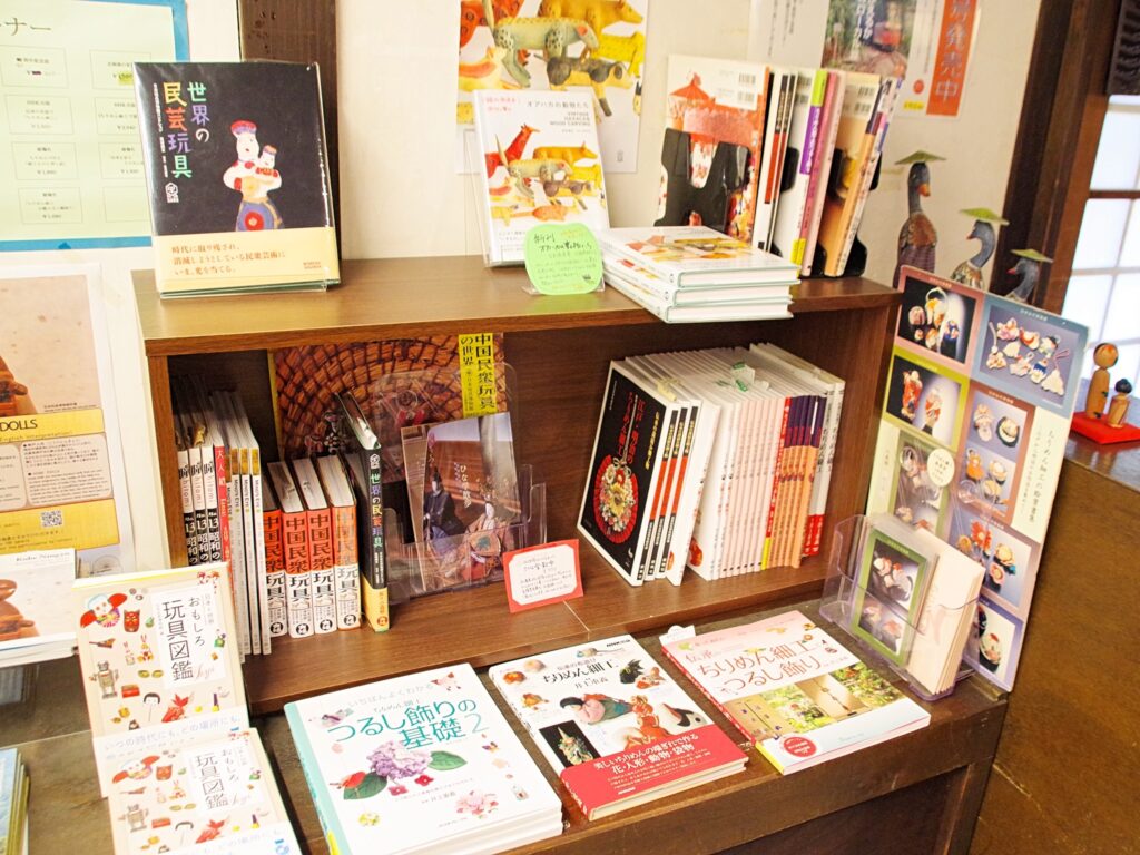 収蔵品だけで郷土玩具の解説書をいくつも刊行している。購入可能