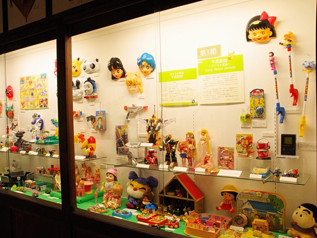 2号館の展示の一部。今も人気のキャラクター玩具も製作時代によっては懐かしく感じる