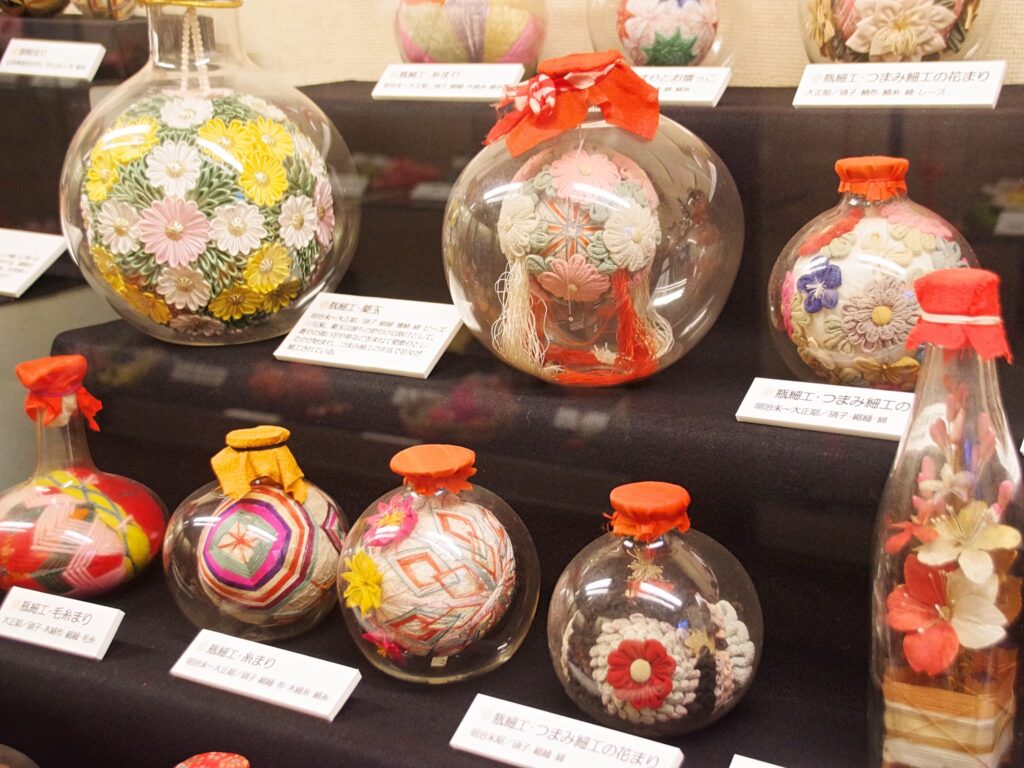 3号館の展示の一部。瓶の中で手鞠が作られている