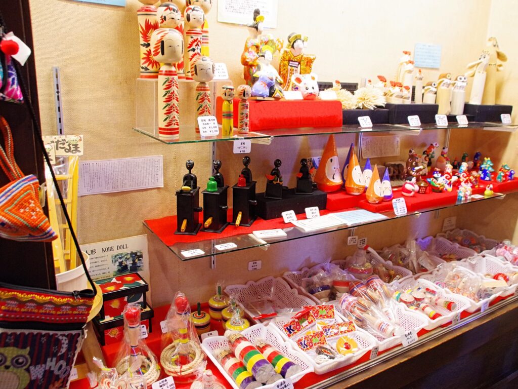 けん玉やだるま落とし、コマなどの郷土玩具の販売コーナーもある