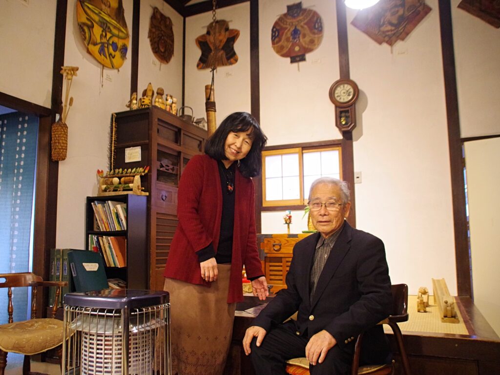 日本玩具博物館の井上重義館長（右）と学芸員の尾﨑織女（左）さん