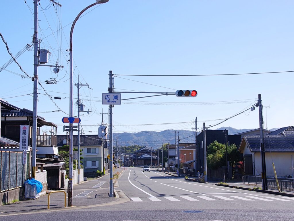 香呂駅からまっすぐ東へ。国道312号の広瀬交差点。左手に日本玩具博物館へは直進するように看板が出ている。その後も看板があるので迷わず行ける