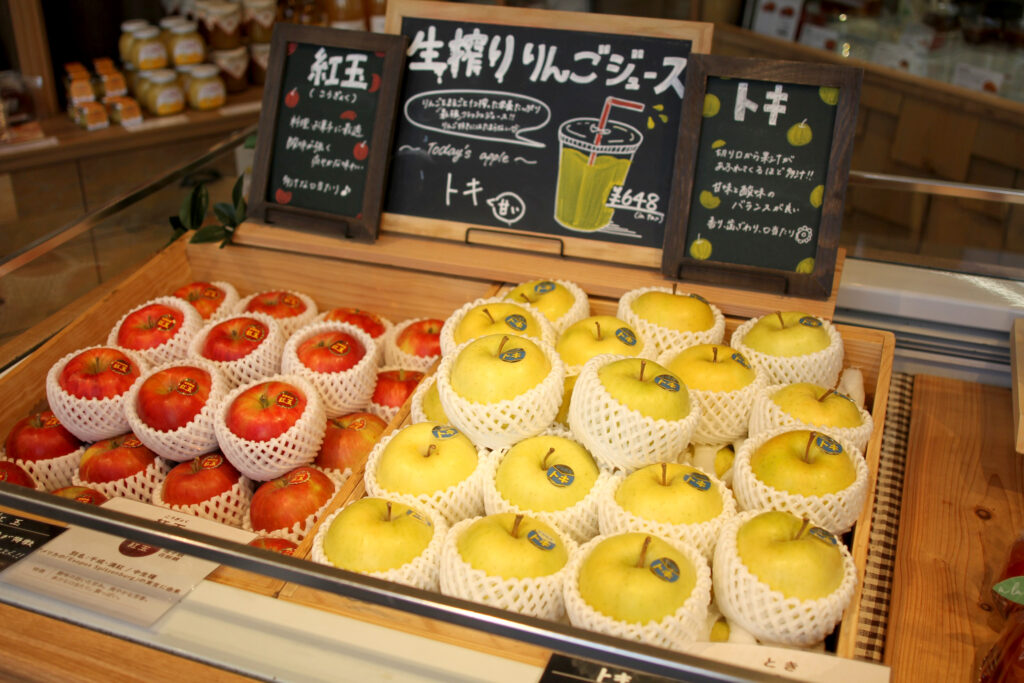 生のリンゴも販売中