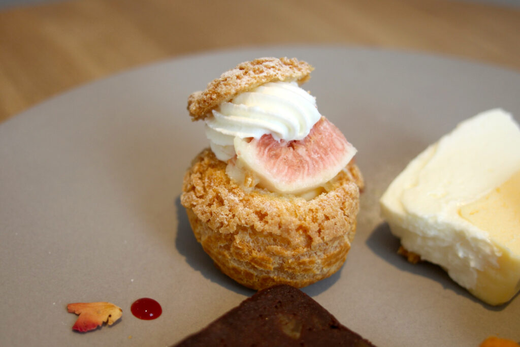 ザクザクとした食感の生地がおいしい、いちじくのシュークリーム