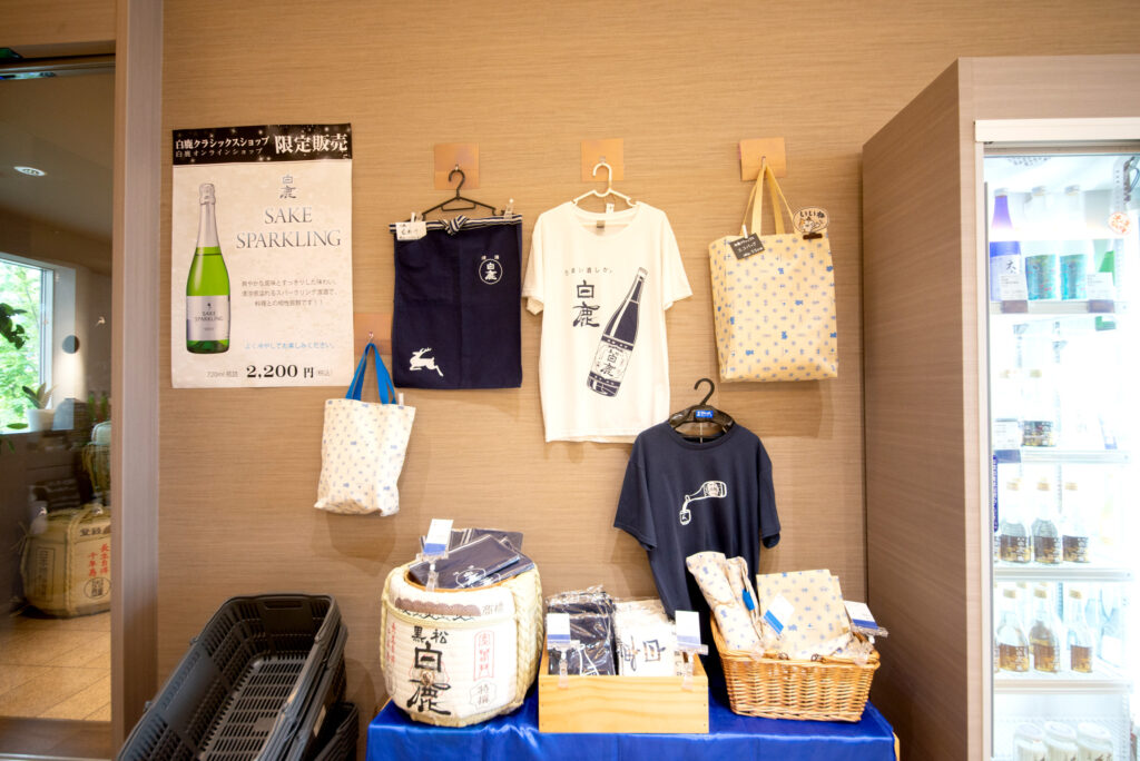 お酒はもちろん、グッズも充実しています