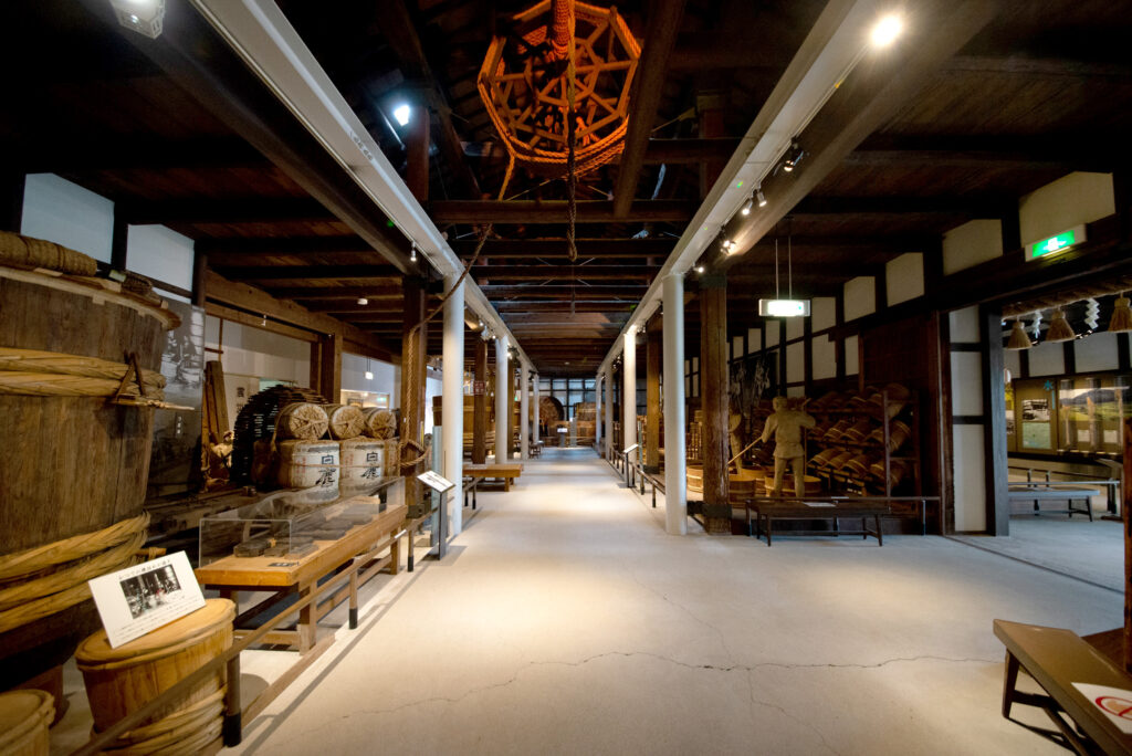 酒蔵館の展示。工程に沿って、本物の道具が当時のままに展示されています