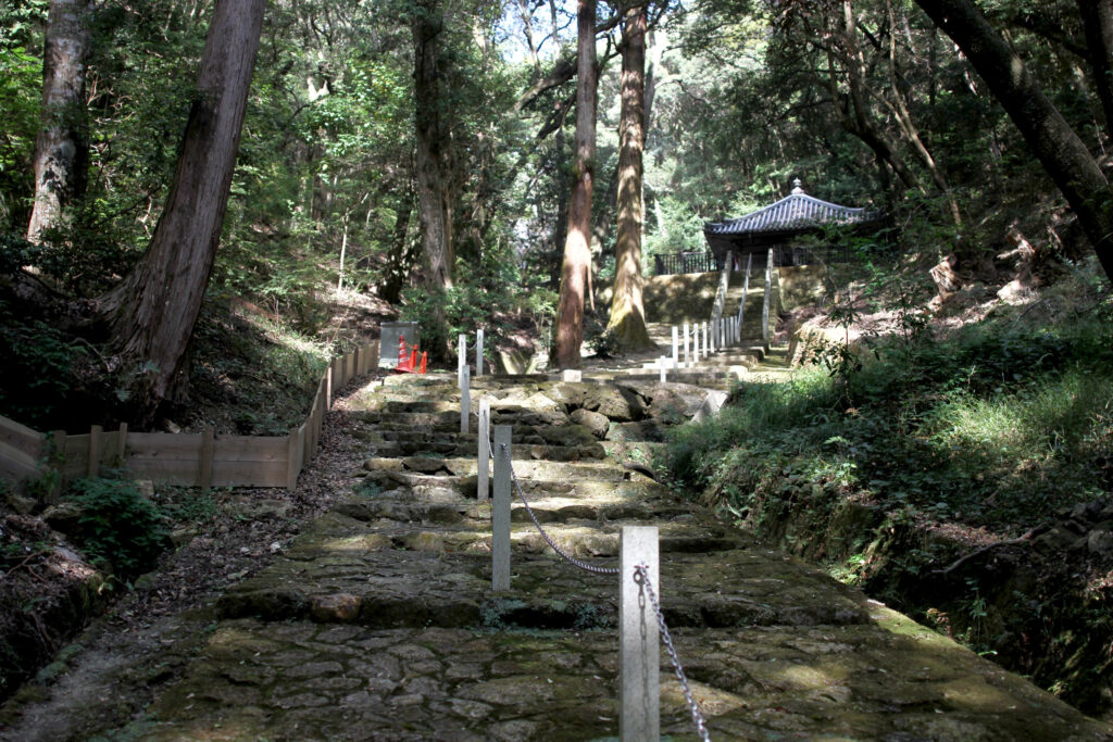 写真奥に見えるのが「開山堂」