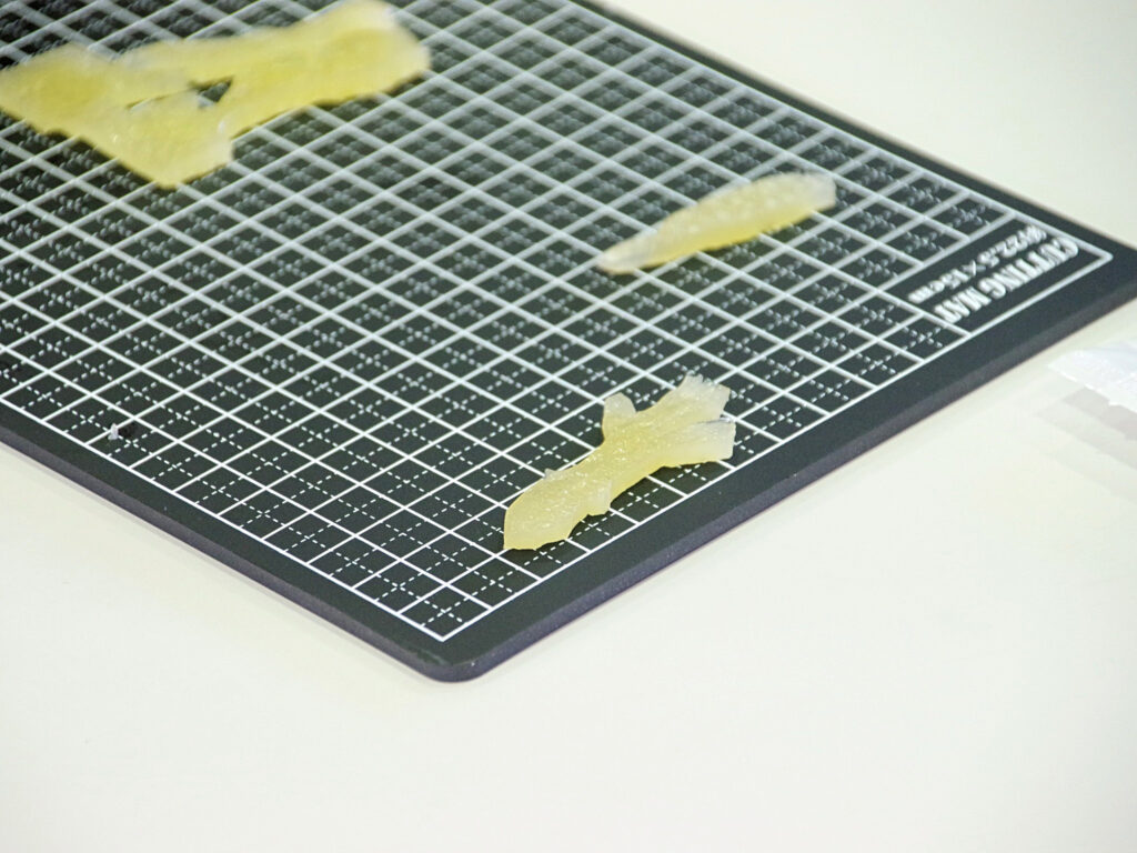 参加者が作った豚皮のルアー