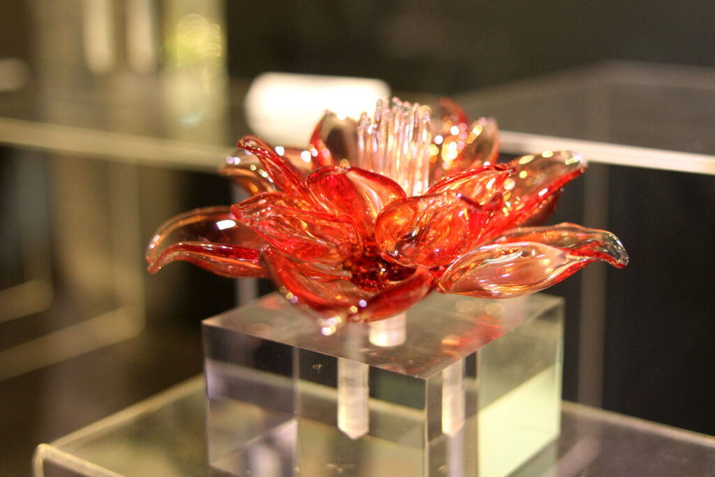 花をモチーフにしたガラス工芸作品